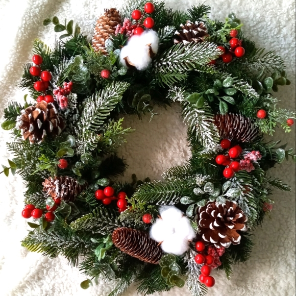 14" Christmas Wreath Handmade Cranberry, Pinecone Christmas - Picture 1 of 8
